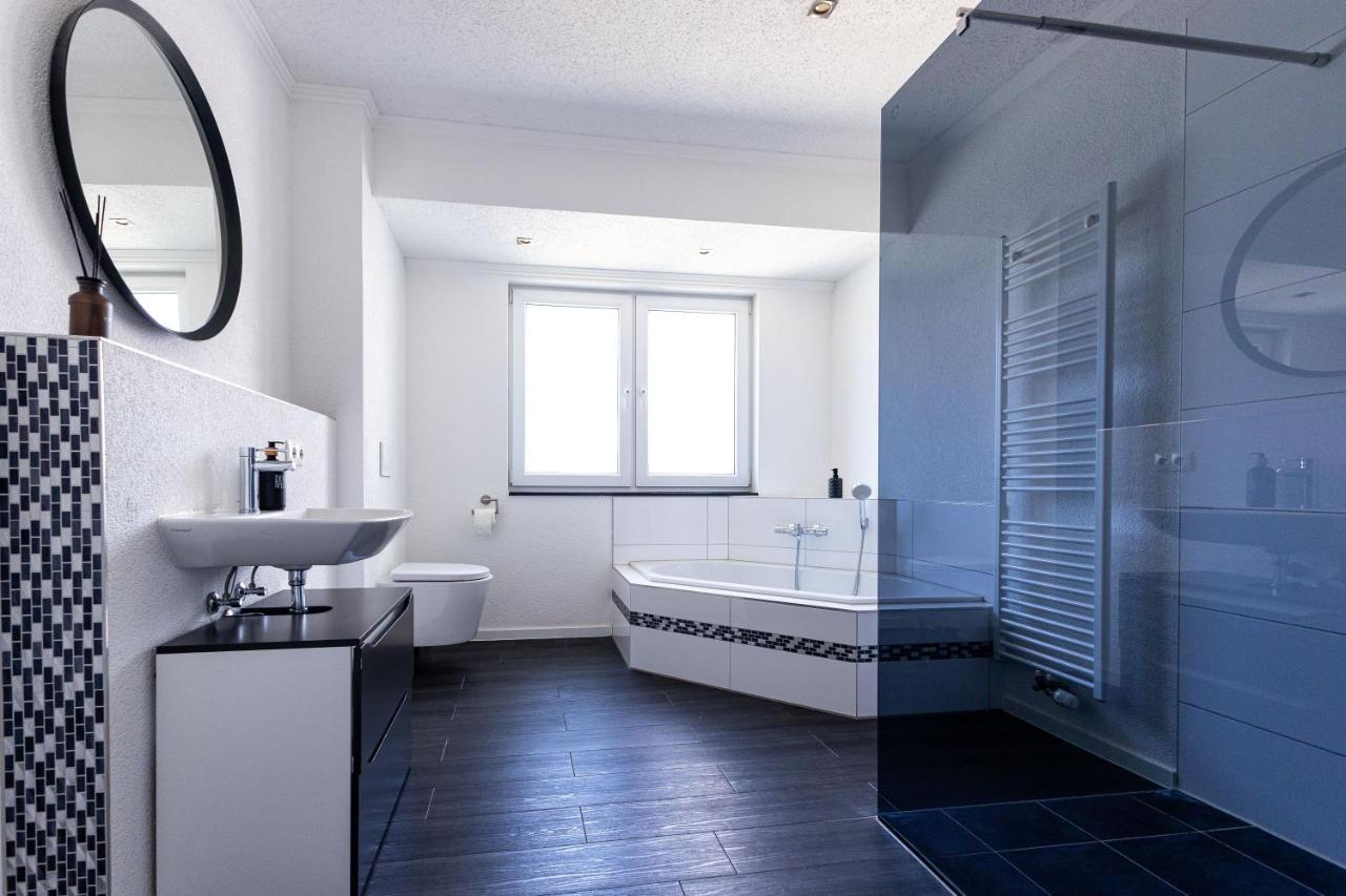 Design Apartment Zentral Fuer 6 In Andernach: Ausblick, Wifi, Kueche エクステリア 写真